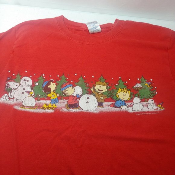 Peanuts Charlie Brown Snoopy Making Snowmen Men's M T Shirt Red Christmas Linus - Picture 3 of 8